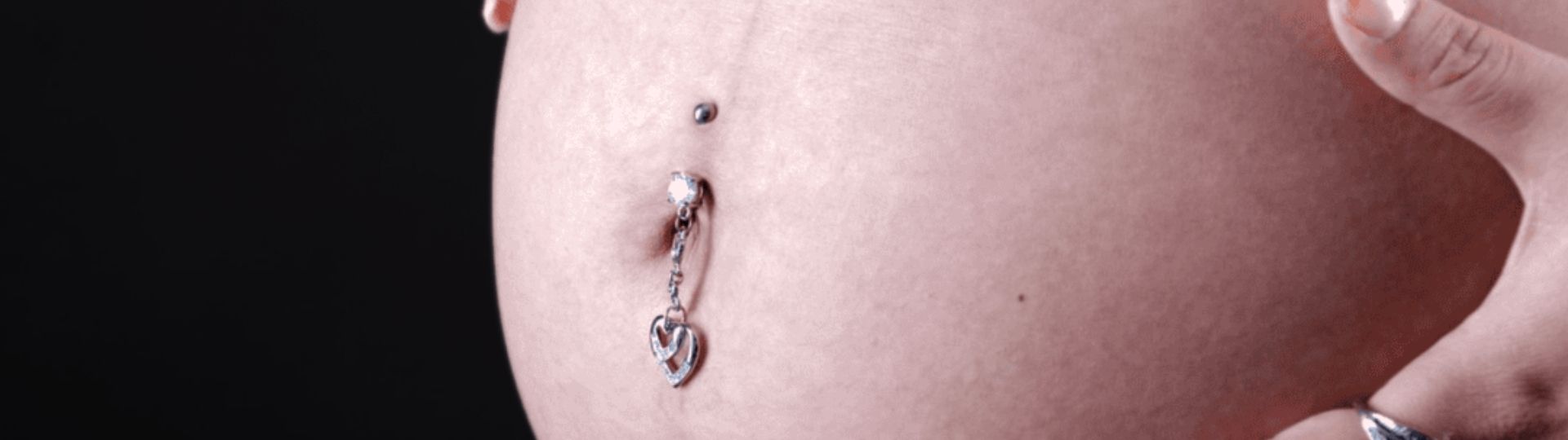 Těhotenský piercing do pupíku – riziko zachycení a namáhání tkáně